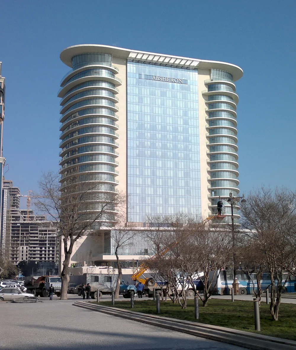 JW Marriott Absheron Baku на площади Азадлыг — работающий отель в центре Баку, не в Sea Breeze