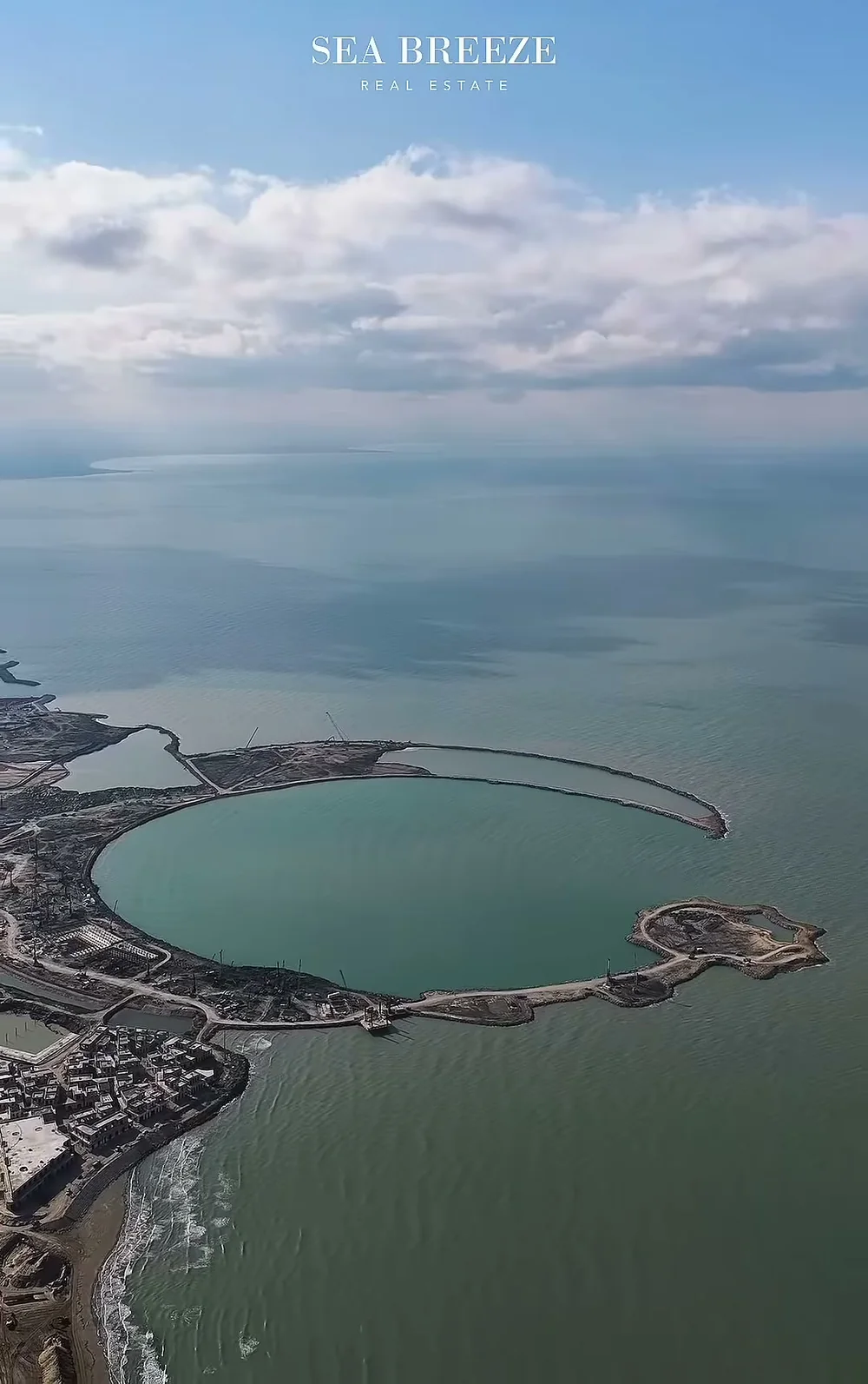 Halfmoon сверху: кольцо насыпи у берега курорта, апрель 2026